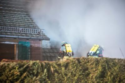 Althuette: Brennender Pkw setzt Carport und Wohnhaus in Brand